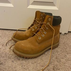 Timberland Linden Woods Boots in brown. Women’s size 9.